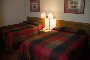 Habitación estándar, 2 camas dobles | Escritorio, tabla de planchar con plancha, wifi gratis