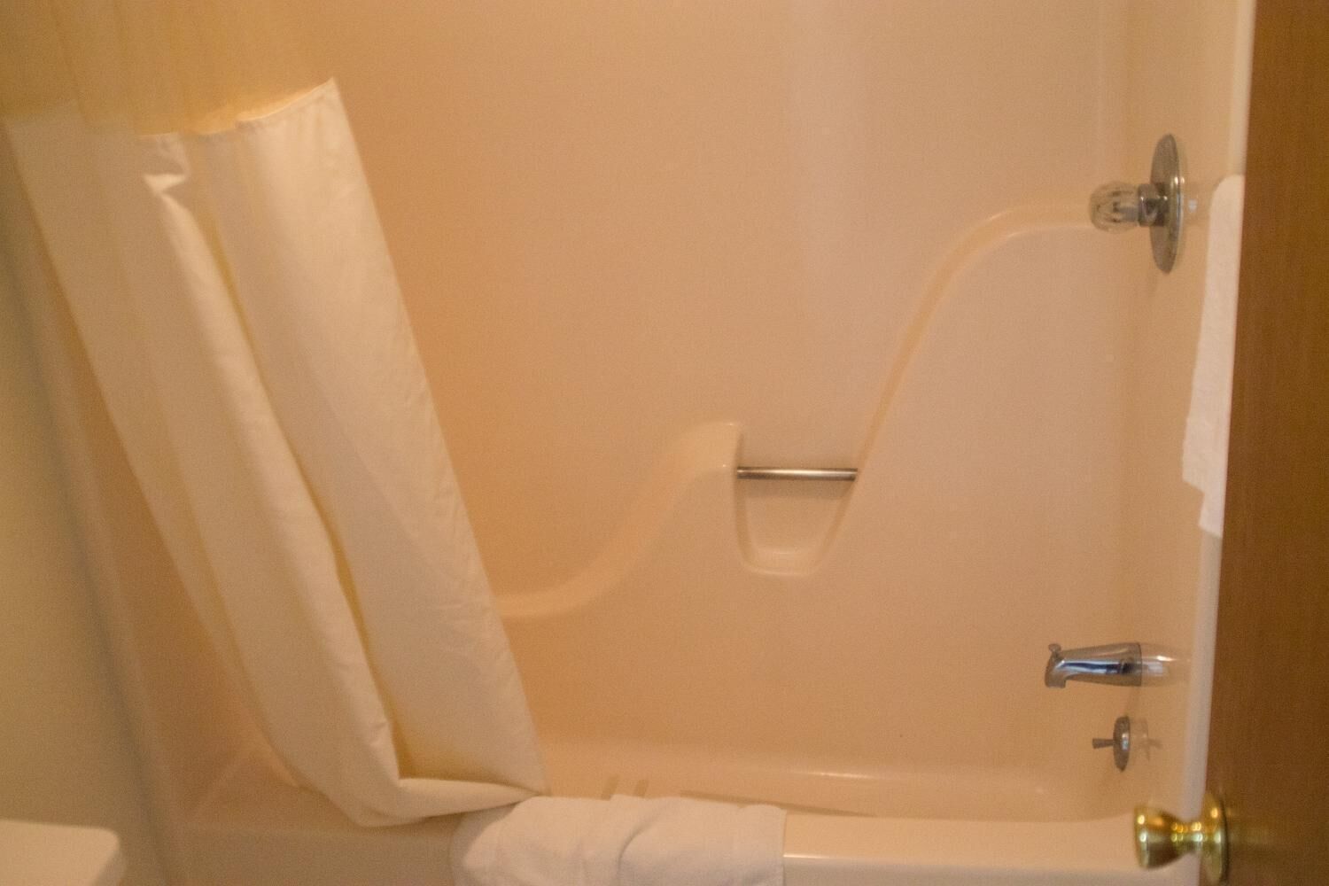 Combined shower/tub, free toiletries, hair dryer, towels
