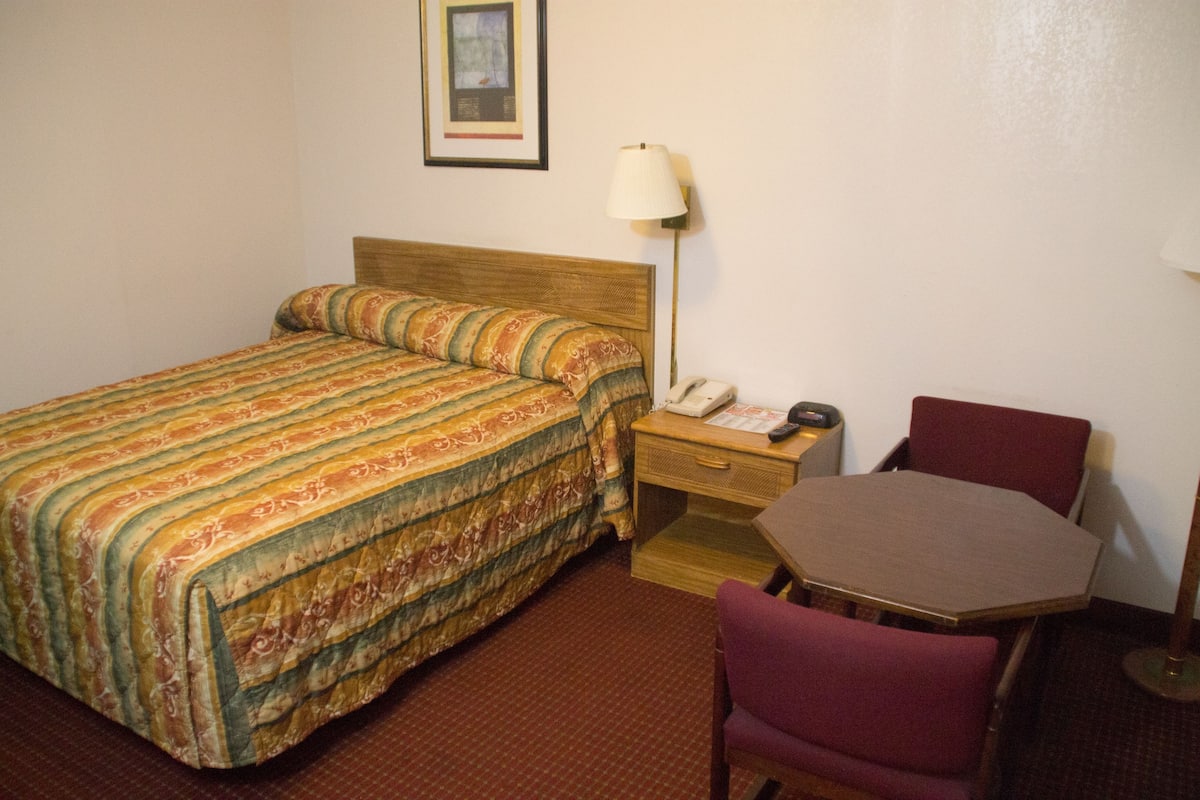Standard Room, 1 Queen Bed | Desk, iron/ironing board, free WiFi
