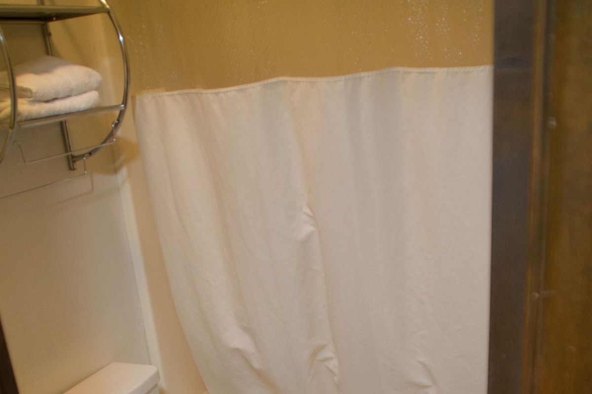 Combined shower/bathtub, free toiletries, hair dryer, towels