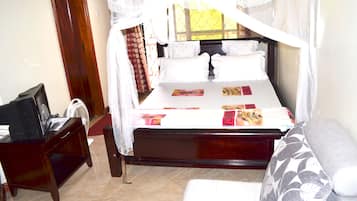 Escritorio, cortinas opacas, sistema de insonorización