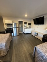 Escritorio, espacio para trabajar con laptop y cortinas blackout 