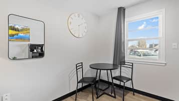 Habitación individual Deluxe | Escritorio, espacio para trabajar con laptop y cortinas blackout