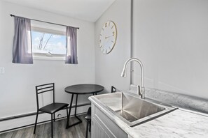 Deluxe Single Room | Desk, laptop workspace, blackout drapes, free WiFi - Pine View Inn (Virginia)