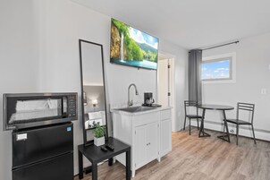 Escritorio, espacio para trabajar con laptop y cortinas blackout 