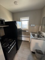 Escritorio, espacio para trabajar con laptop y cortinas blackout 