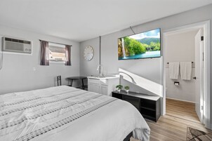 Escritorio, espacio para trabajar con laptop y cortinas blackout 