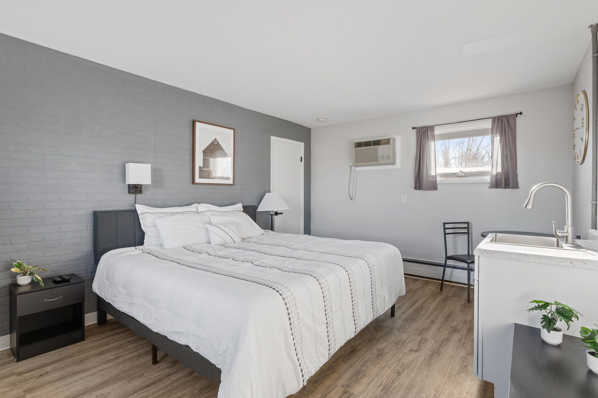 Deluxe eenpersoonskamer | Een bureau, een laptopwerkplek, verduisterende gordijnen, gratis wifi