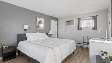 Deluxe eenpersoonskamer | Een bureau, een laptopwerkplek, verduisterende gordijnen, gratis wifi