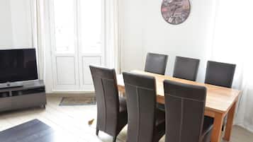 Appartement, 1 slaapkamer, balkon, uitzicht op de stad | Dineren op de kamer