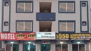 A hotel named HOTEL ESPERANZA with a sign indicating a nightly promotion for $550 for 2 persons, except on Fridays and Saturdays. - Hotel Esperanza (Mazatlán)