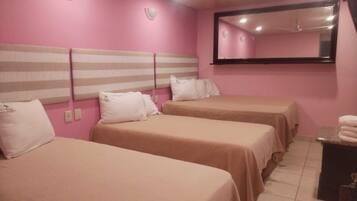 Tabla de planchar con plancha, wifi gratis, ropa de cama