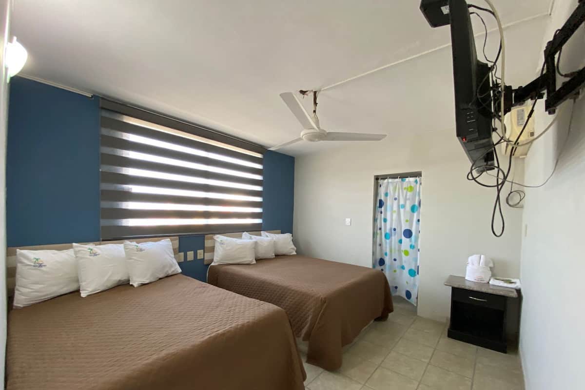 Kamer, 2 tweepersoonsbedden | Een strijkplank/strijkijzer, gratis wifi, beddengoed