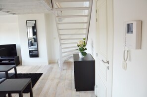 公寓, 1 间卧室, 庭院景观 | 起居区 | 平板电视