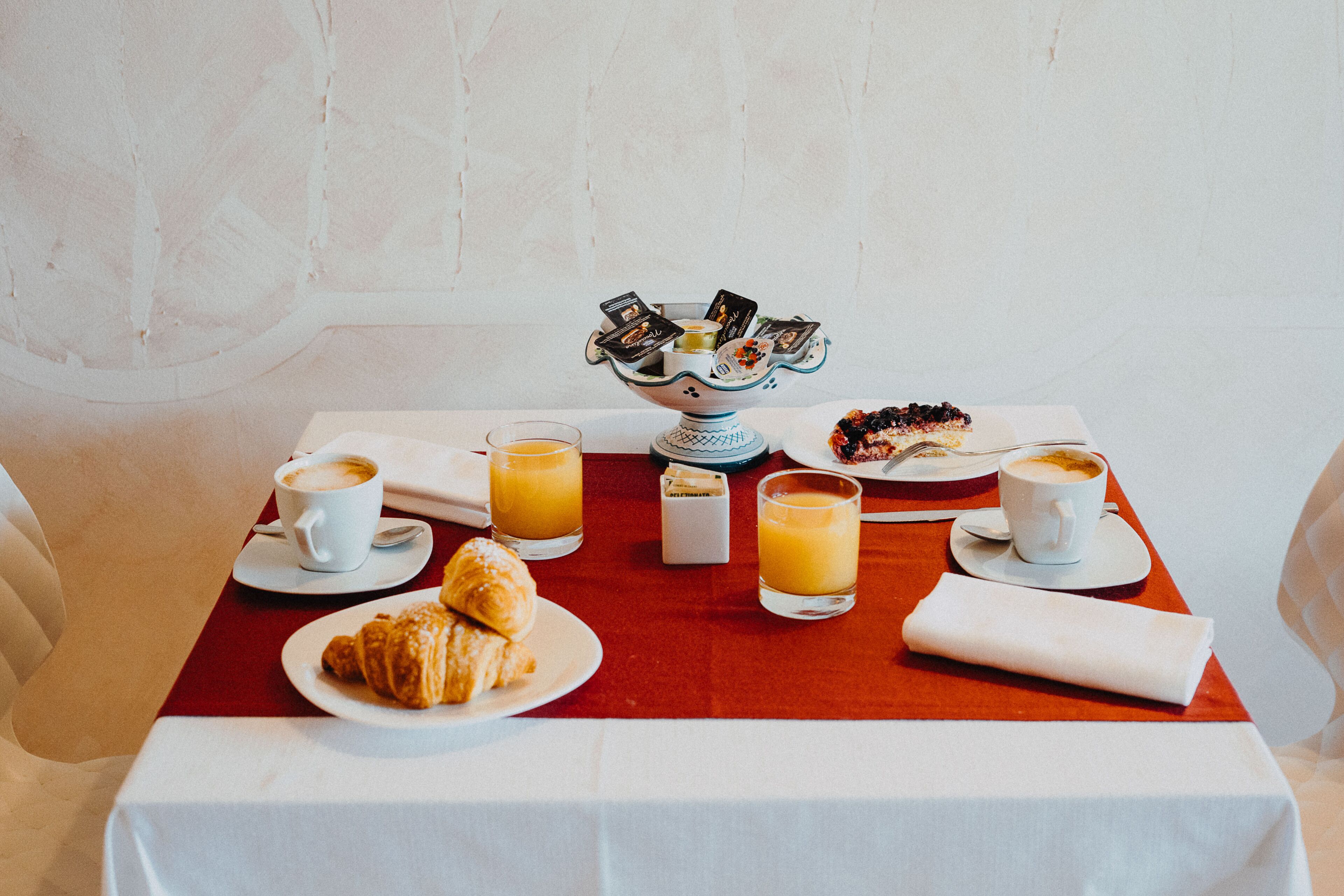 Tägliches inbegriffenes kontinentales Frühstück