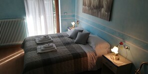 Hochwertige Bettwaren, Zimmersafe, Schreibtisch, Bügeleisen/Bügelbrett