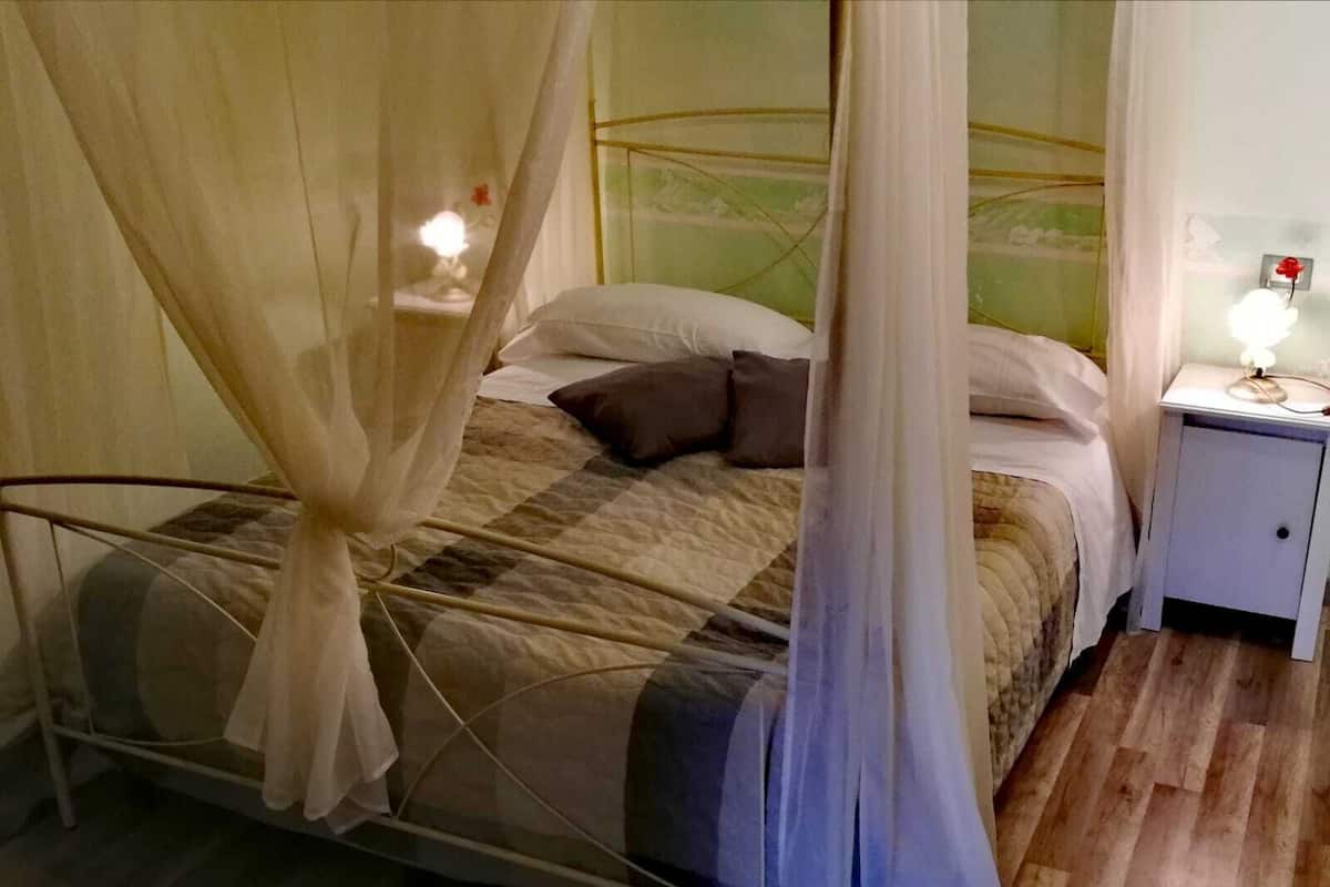 Ropa de cama de alta calidad y caja de seguridad en la habitación