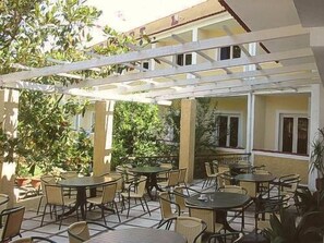 Outdoor dining - Hotel Molyvos II (Lesvos)