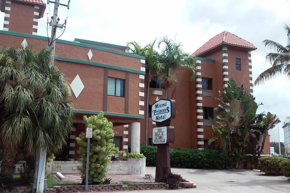 La façade de l’hôtel Miami Princess, avec un panneau indiquant que le Wi-Fi est gratuit et que les appels locaux sont également gratuits.