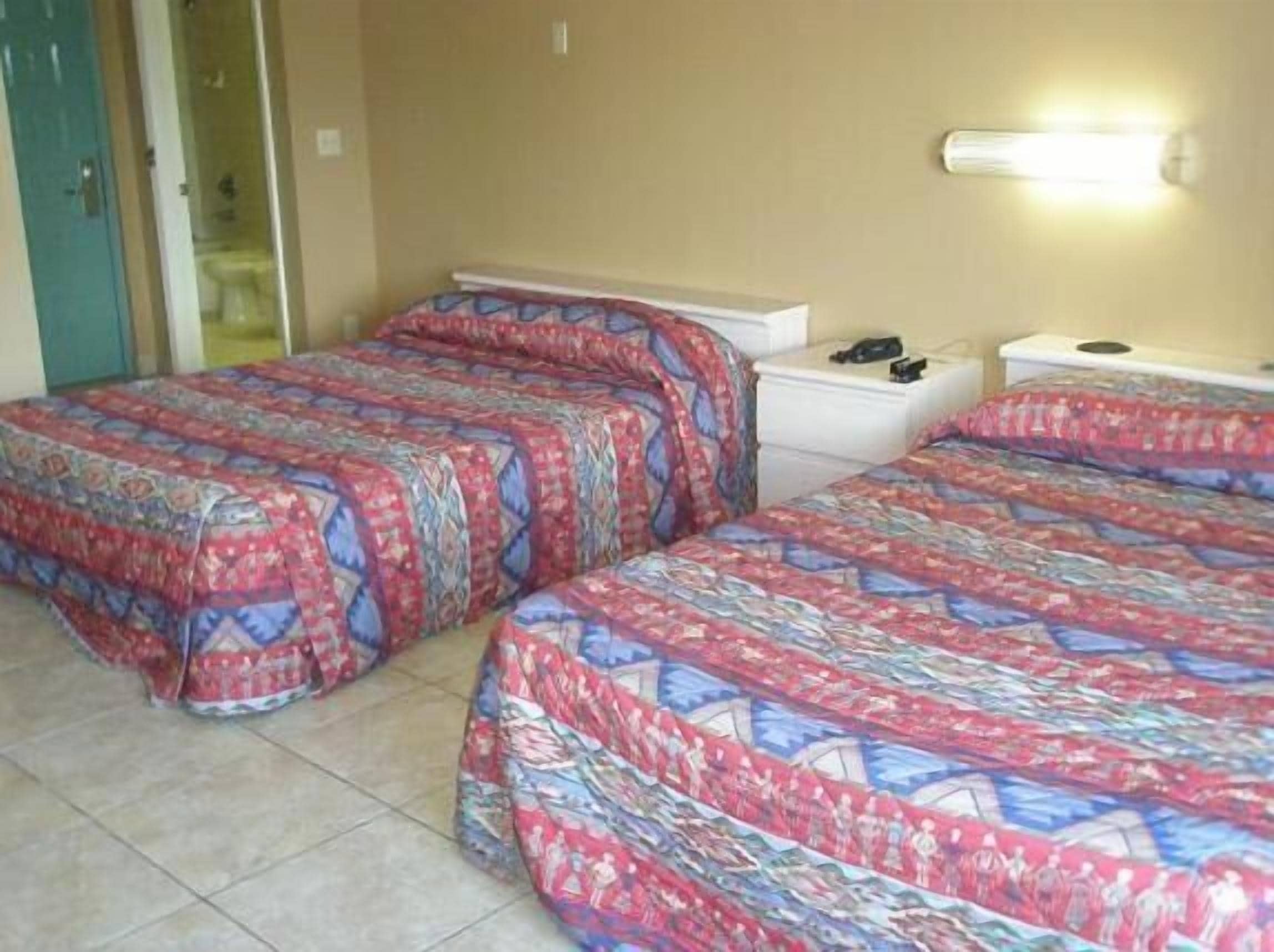 مكتب ومكواة/لوح كي وواي فاي مجانًا