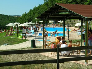2 buitenzwembaden en ligstoelen
