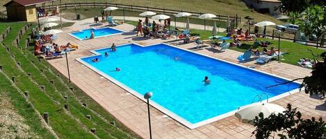 2 outdoor pools, sun loungers