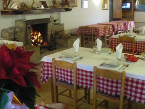 Serveert ontbijt, lunch, diner, lokale gerechten 
