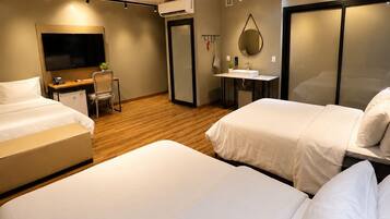 Habitación superior | Ropa de cama hipoalergénica, colchones con acolchado adicional, minibar