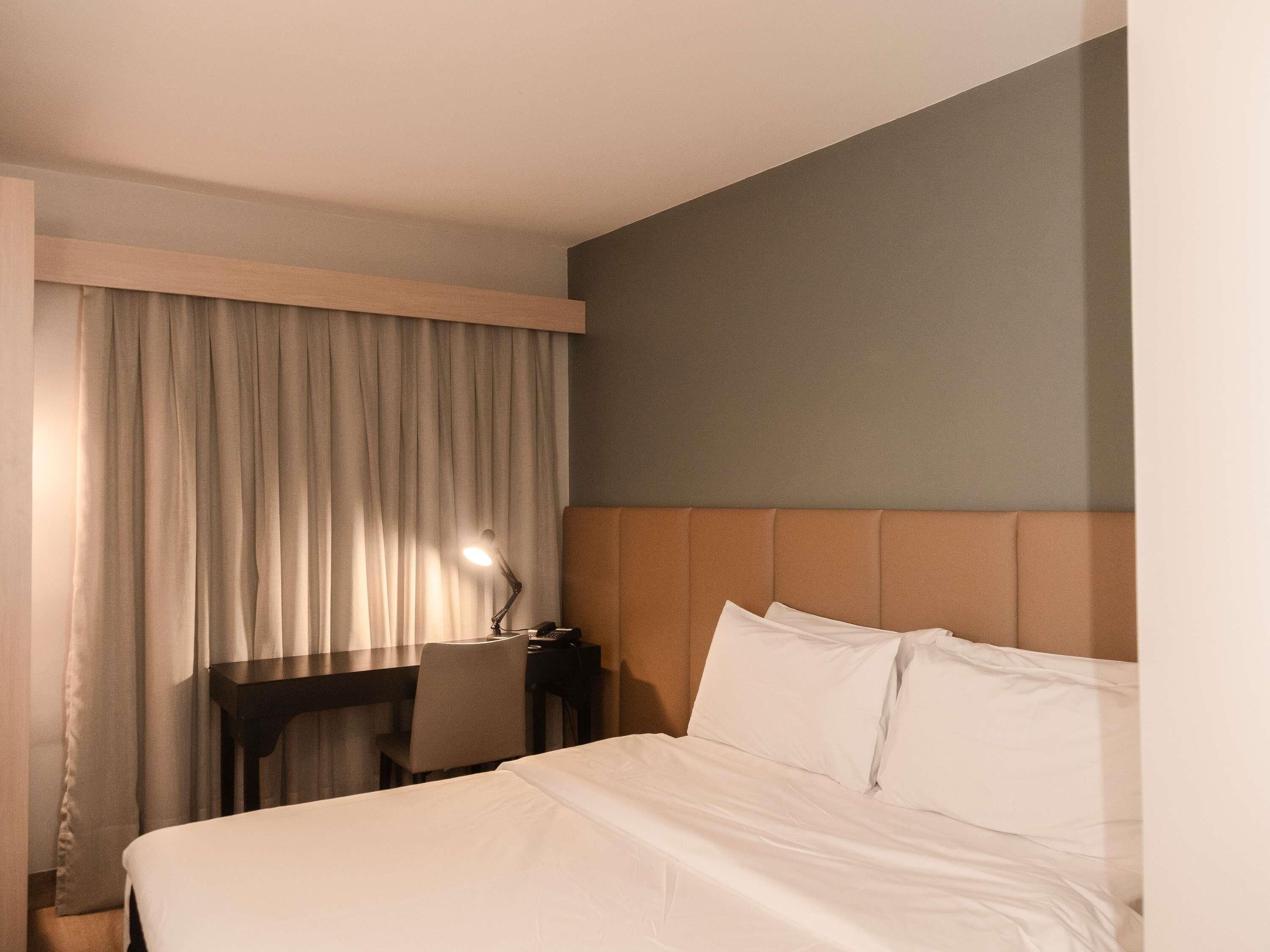 Standard Room, 1 Double Bed | Hypo-allergenic bedding, pillowtop beds, minibar, in-room safe