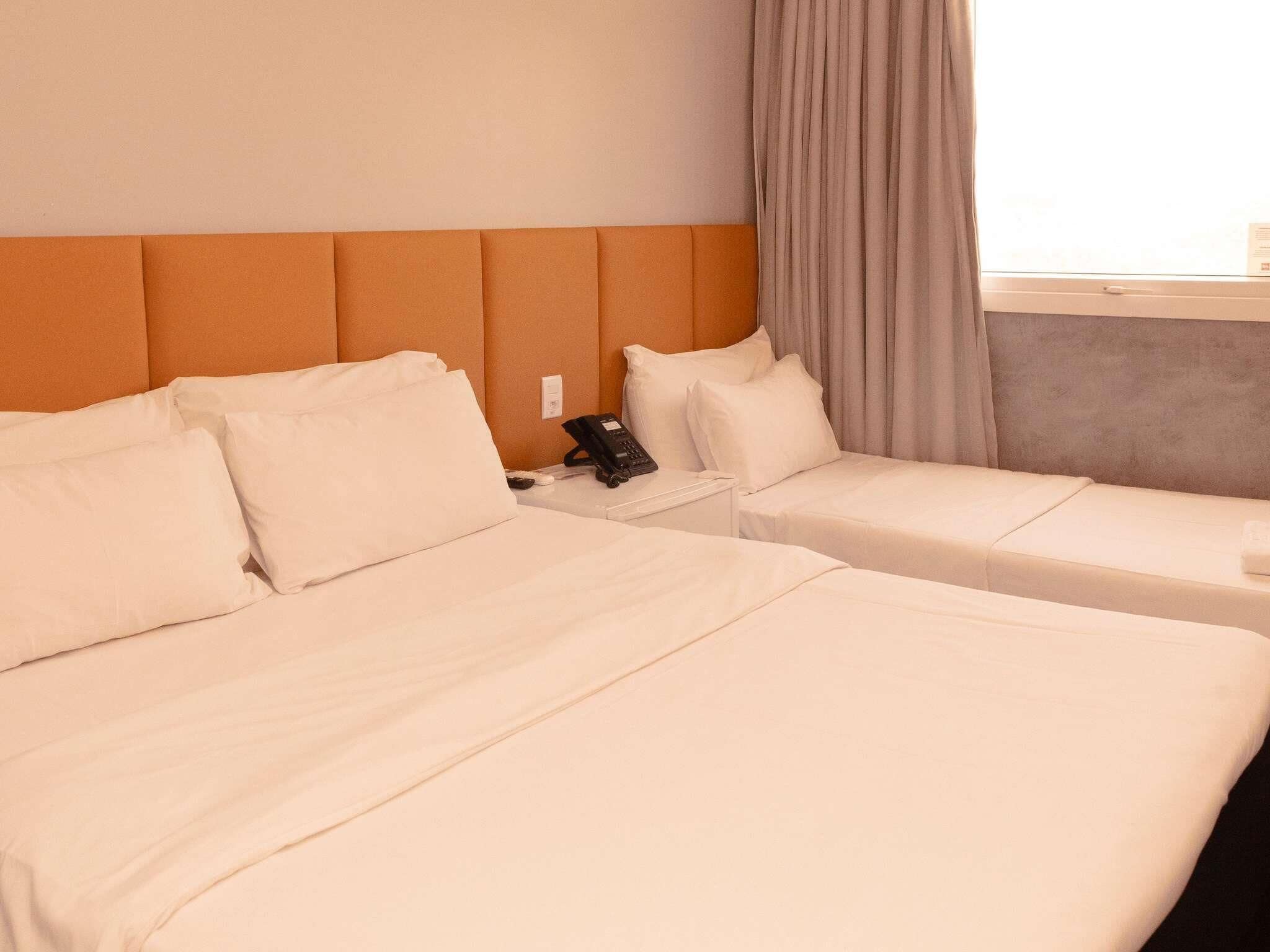 Ropa de cama hipoalergénica, colchones con pillow-top y minibar 