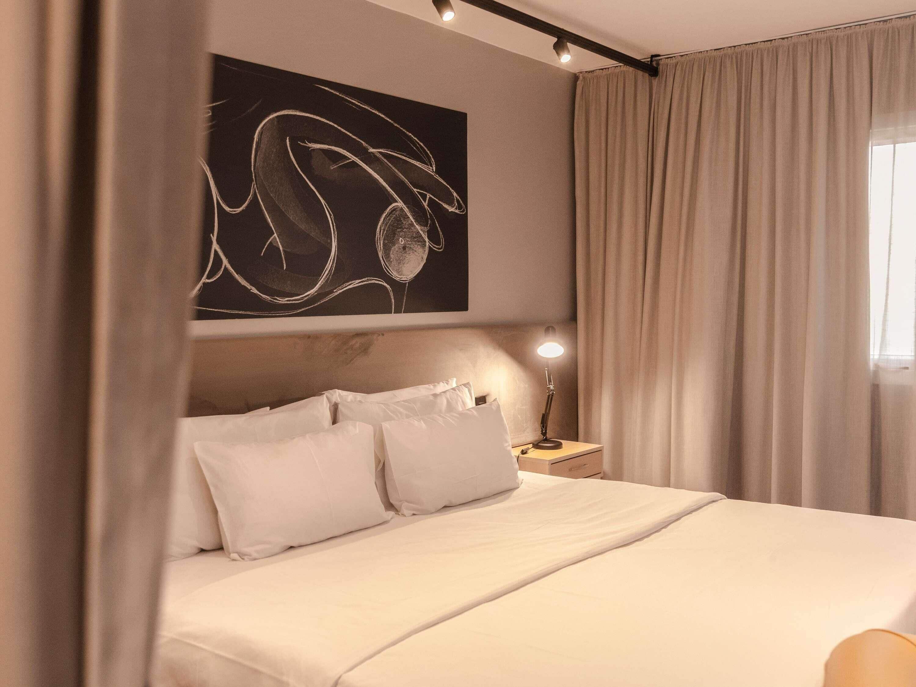 Superior room with king bed and optional sofa bed | Hypo-allergenic bedding, pillowtop beds, minibar, in-room safe