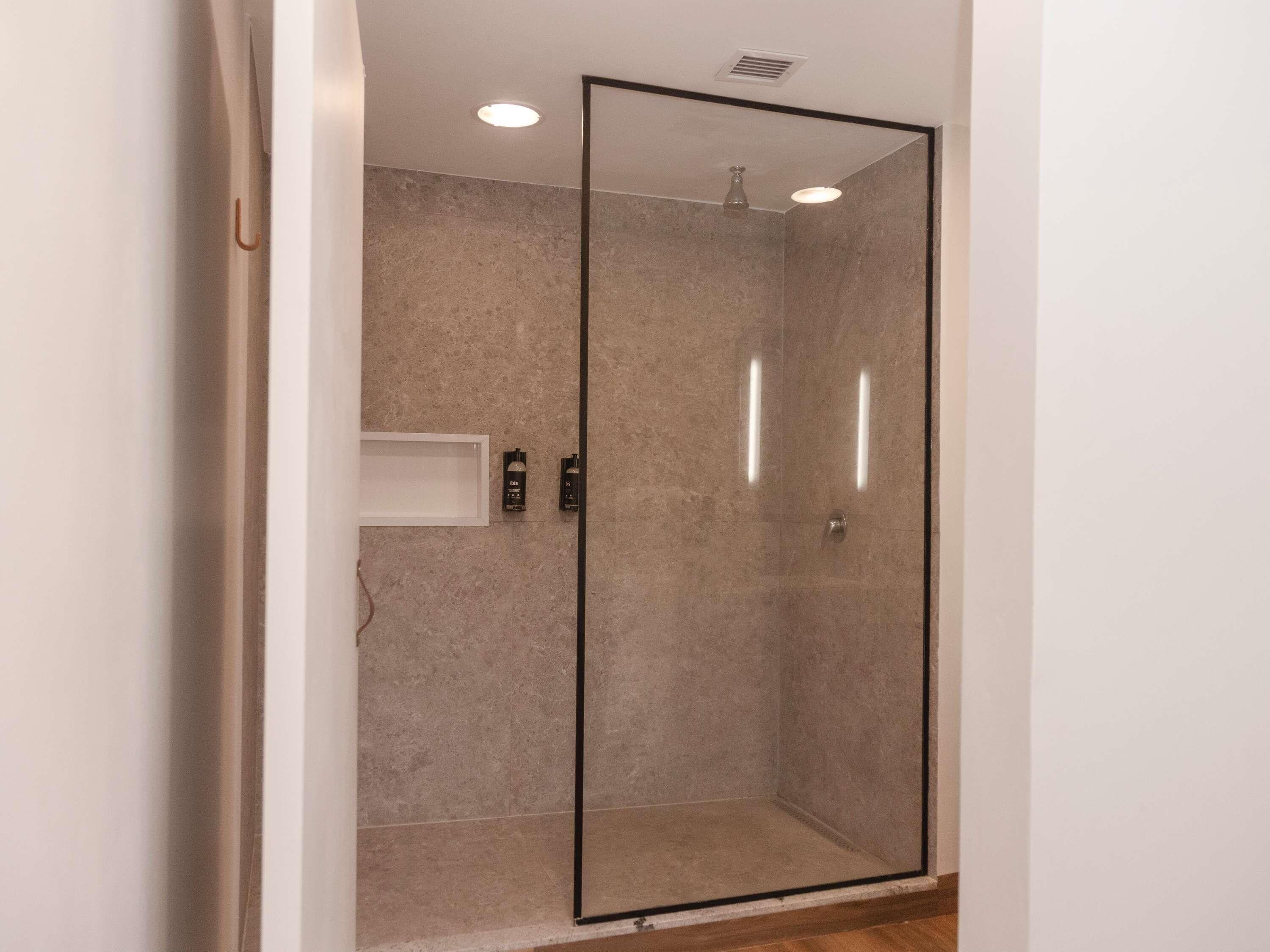 Literie hypoallergénique, surmatelas, minibar