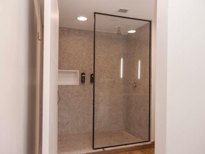 Superior Room | Hypo-allergenic bedding, pillowtop beds, minibar, in-room safe