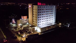 A multi-story hotel with a prominent 'ibis HOTEL' sign on the top. - ibis Catanduva (Catanduva)