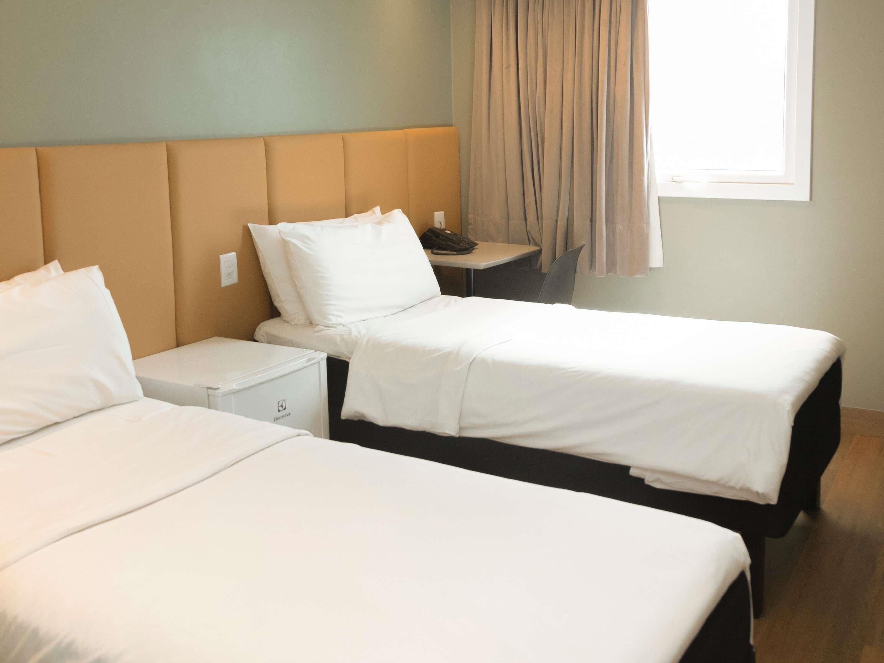 Ropa de cama hipoalergénica, colchones con pillow-top y minibar 