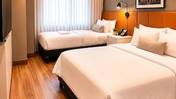 Chambre Standard, plusieurs lits | Literie hypoallergénique, surmatelas, minibar