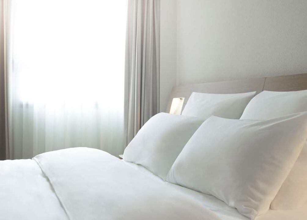 Literie hypoallergénique, surmatelas, minibar