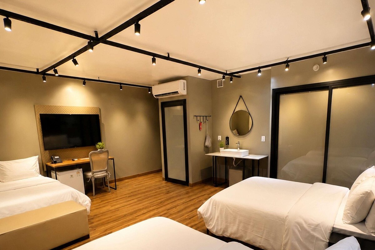 Superior Room | Hypo-allergenic bedding, pillow-top beds, minibar, in-room safe
