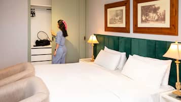 Quarto superior, várias camas | Roupas de cama antialérgicas, camas com colchões pillow-top, frigobar