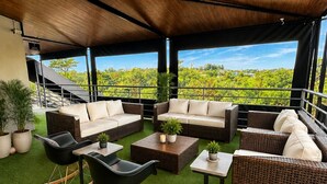 A covered outdoor seating area with a view of lush greenery. - ibis Catanduva (Catanduva)