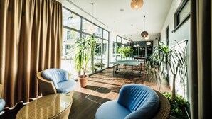 Un interior moderno con un amplio ventanal, una mesa de comedor y asientos cómodos.