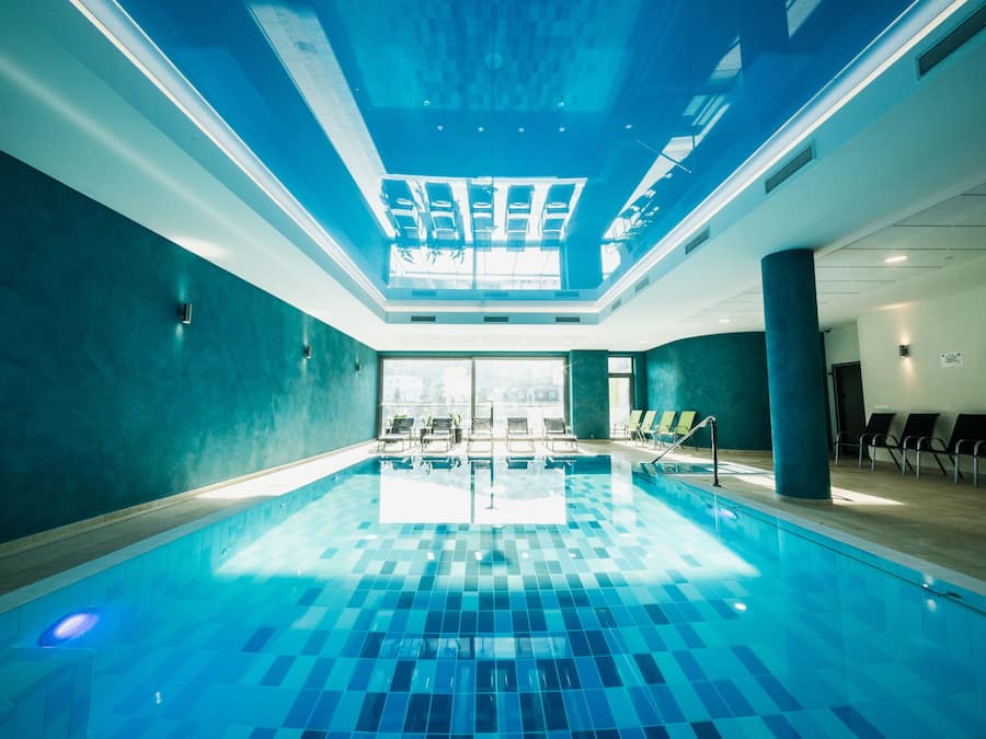 Kolam renang indoor