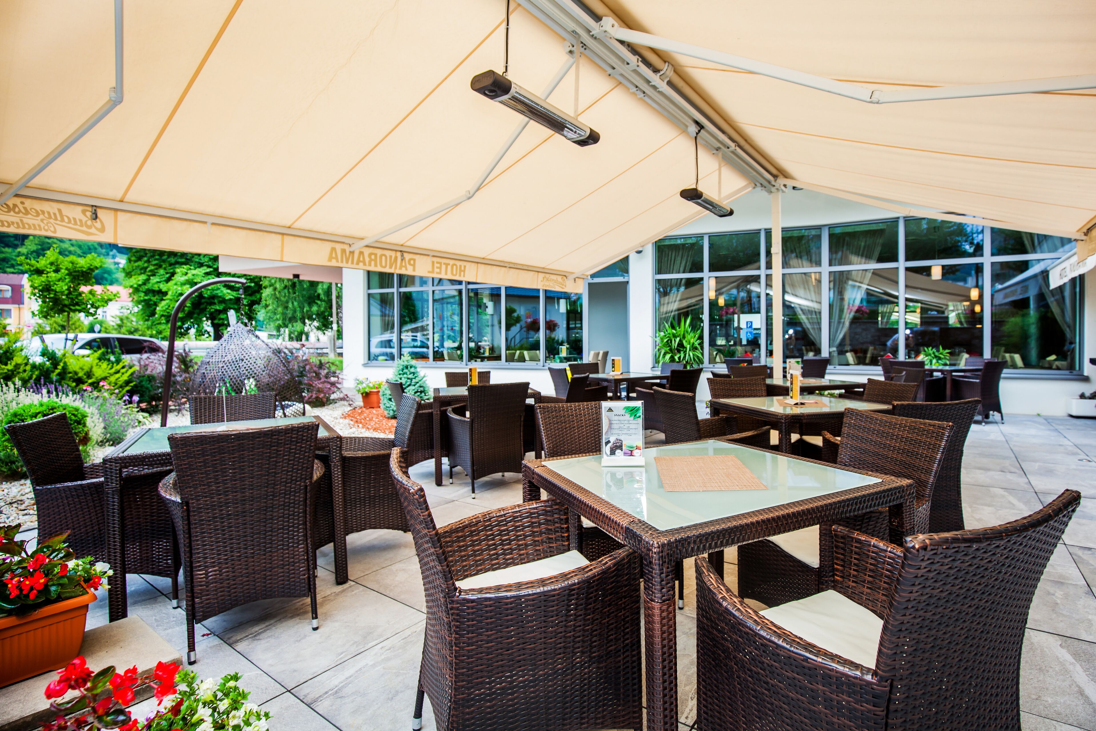 Se sirven desayunos, almuerzos y cenas; cocina internacional