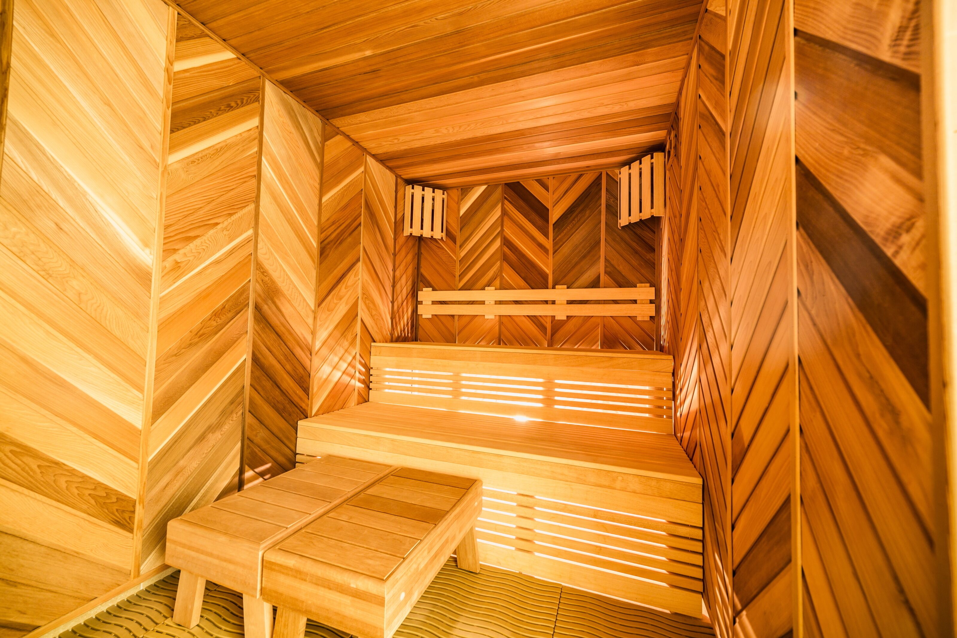 Een sauna met houten wanden en banken.