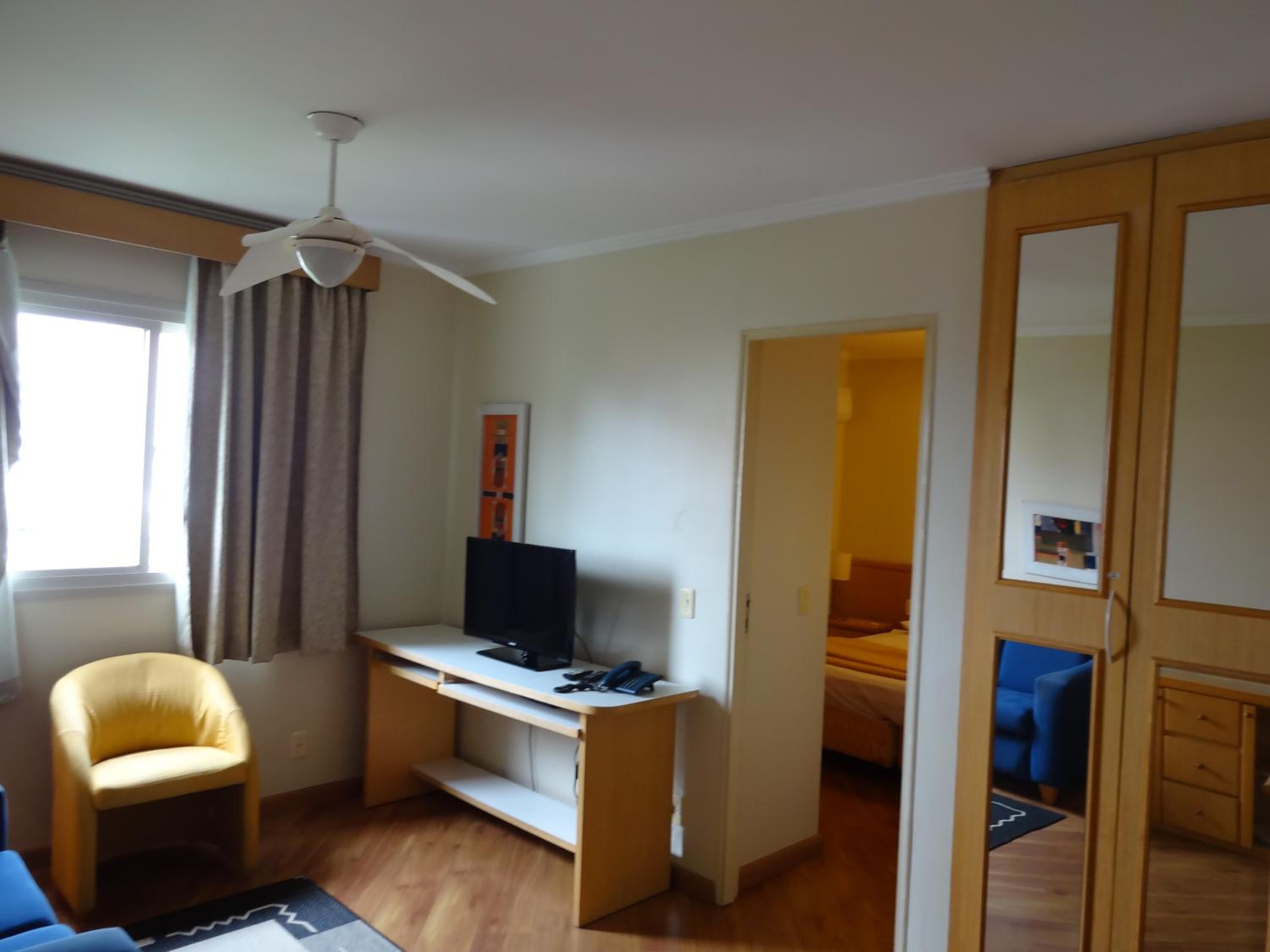 Minibar, escriptori, cortines opaques i wifi gratuïta 