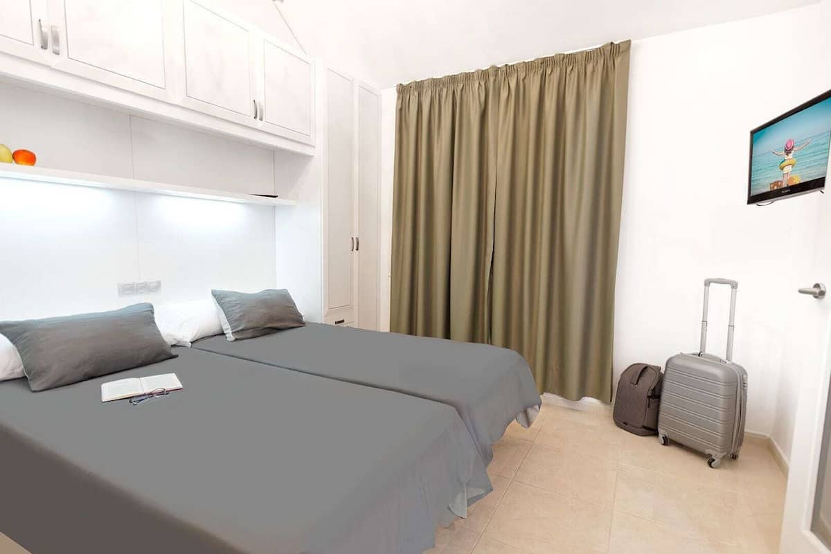 Desk, free cots/infant beds, bed sheets