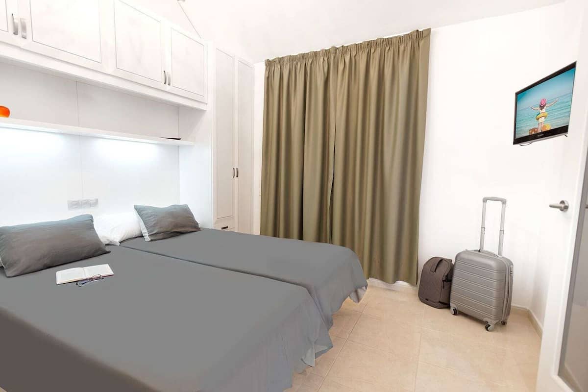 1 bedroom, desk, free cots/infant beds, bed sheets
