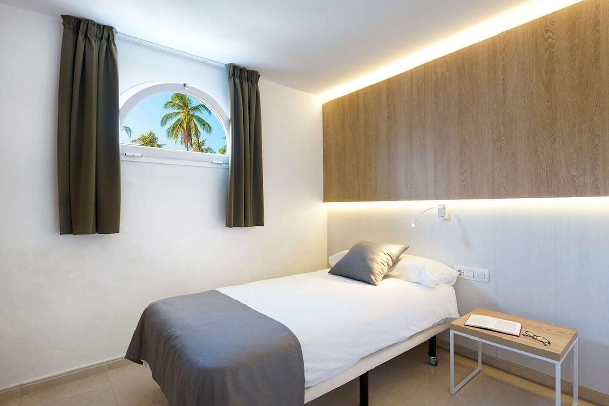 1 Schlafzimmer, Schreibtisch, kostenlose Babybetten, Bettwäsche