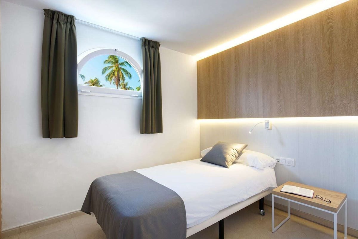 Desk, free cots/infant beds, bed sheets