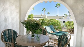 Outdoor dining - Bungalows Parque Paraiso II (San Bartolome de Tirajana)